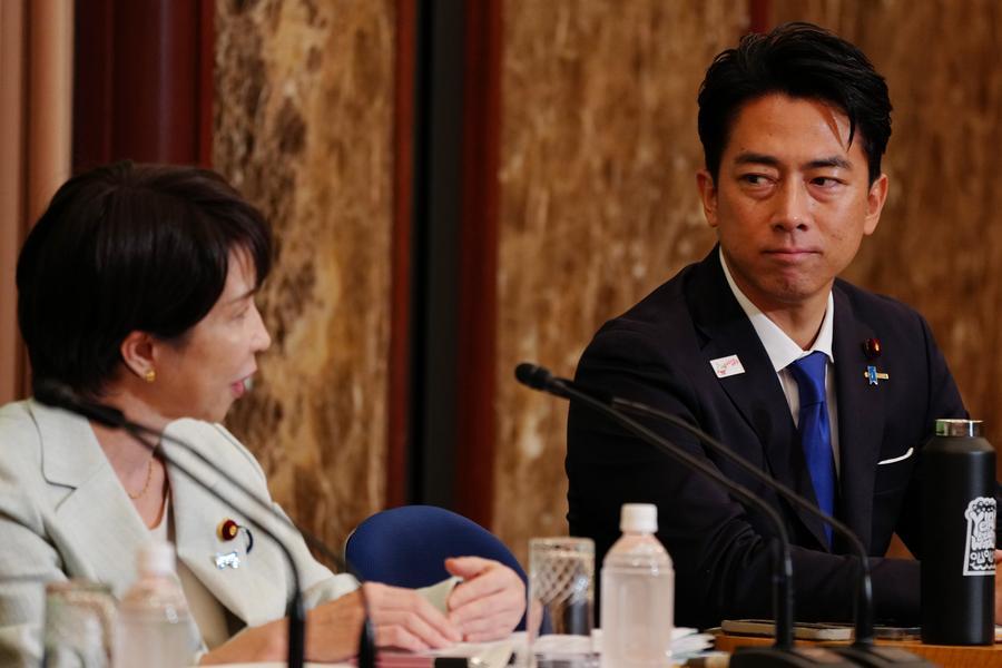 지난해 9월 24일 도쿄에서 토론회에 참석한 당시 일본 자민당 총재 선거 후보였던 고이즈미 신지로(오른쪽)와 다카이치 사나에. (사진/신화통신)