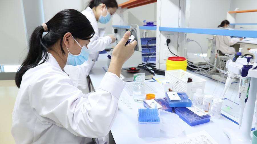 지난 2023년 11월 21일 캉팡(康方)바이오 연구개발(R&D) 직원이 의약품 생산 원료를 샘플링해 분석하고 있다. (사진/신화통신)
