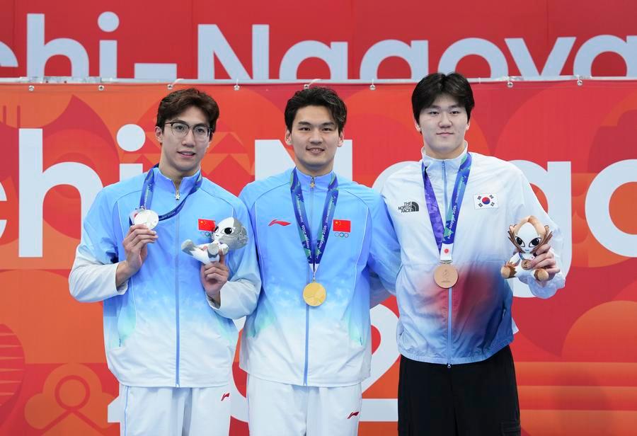 수영 남자 50m 개인 배영 결승이 21일 도쿄 아쿠아틱스센터에서 열렸다. 이날 우승을 차지한 중국의 쉬자위(徐嘉余∙가운데) 선수, 은메달을 딴 중국의 왕쯔청(王梓成∙왼쪽) 선수, 동메달을 차지한 한국의 윤지환 선수가 시상식에서 기념 촬영을 하고 있다. (사진/신화통신)