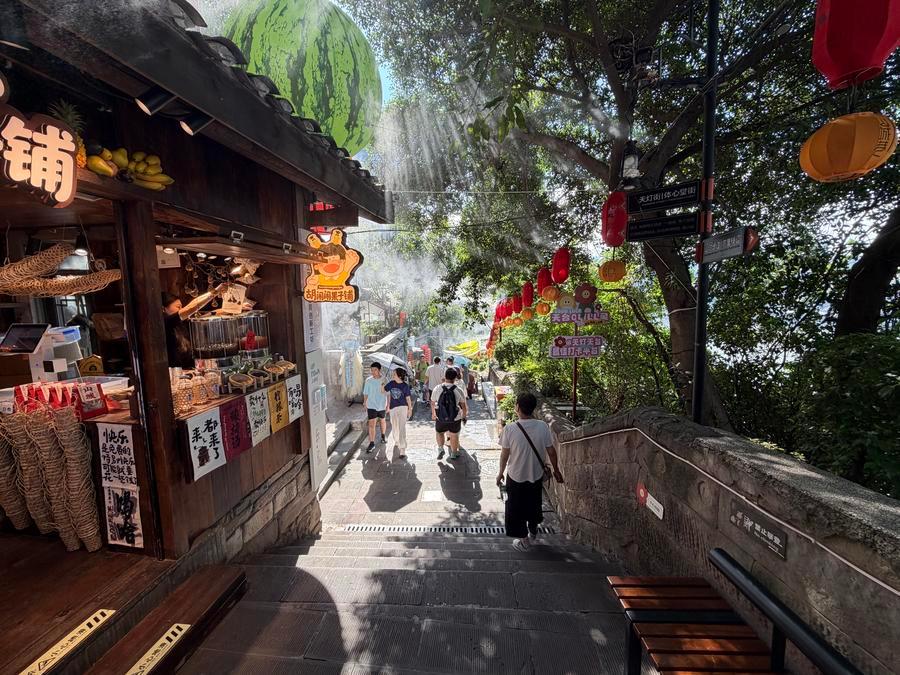 14일 관광객들이 산청샹(山城巷)을 둘러보고 있다. (사진/신화통신)