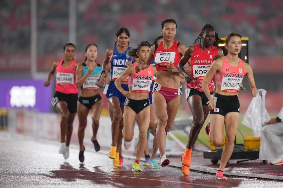 26일 육상 여자 1500m 결승전이 일본 나고야에서 열렸다. 이날 은메달을 획득한 중국 선수 리춘후이(李春輝∙오른쪽 셋째)가 결승선을 향해 질주하고 있다. (사진/신화통신)