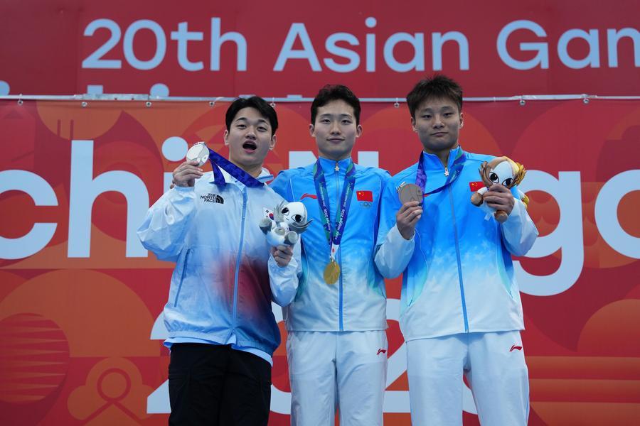 28일 각각 금·은·동메달을 따낸 중국 왕쭝위안(王宗源·가운데), 한국 김영남(왼쪽), 중국 류청짠(劉承瓚) 선수가 시상대에 올랐다. 이날 도쿄 아쿠아틱스센터에서 남자 1m 스프링보드 결승이 열렸다. (사진/신화통신)