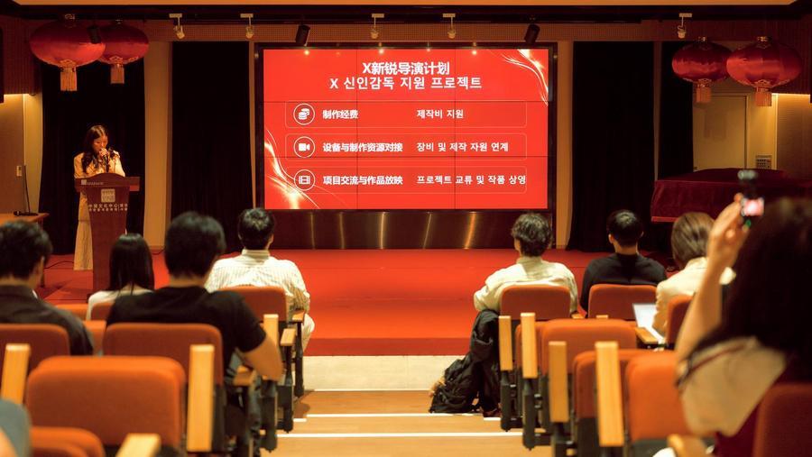 28일 시상식에서 수상한 청년 감독들이 발언하며 의견을 나누고 있다. (주최 측 제공)