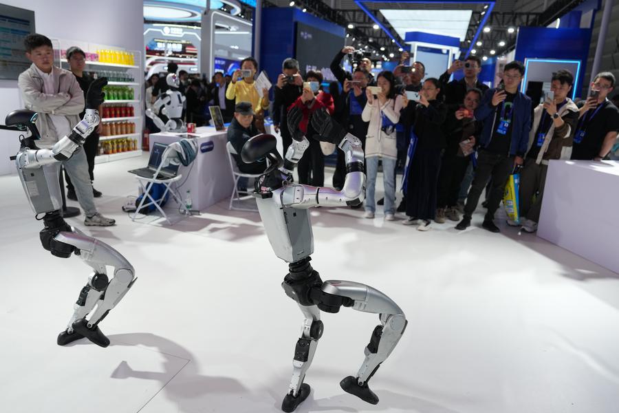 지난해 11월 6일 관람객들이 '2025 세계인터넷대회(WIC)' '인터넷의 빛' 박람회 현장에서 휴머노이드 로봇 퍼포먼스를 관람하고 있다. (사진/신화통신)