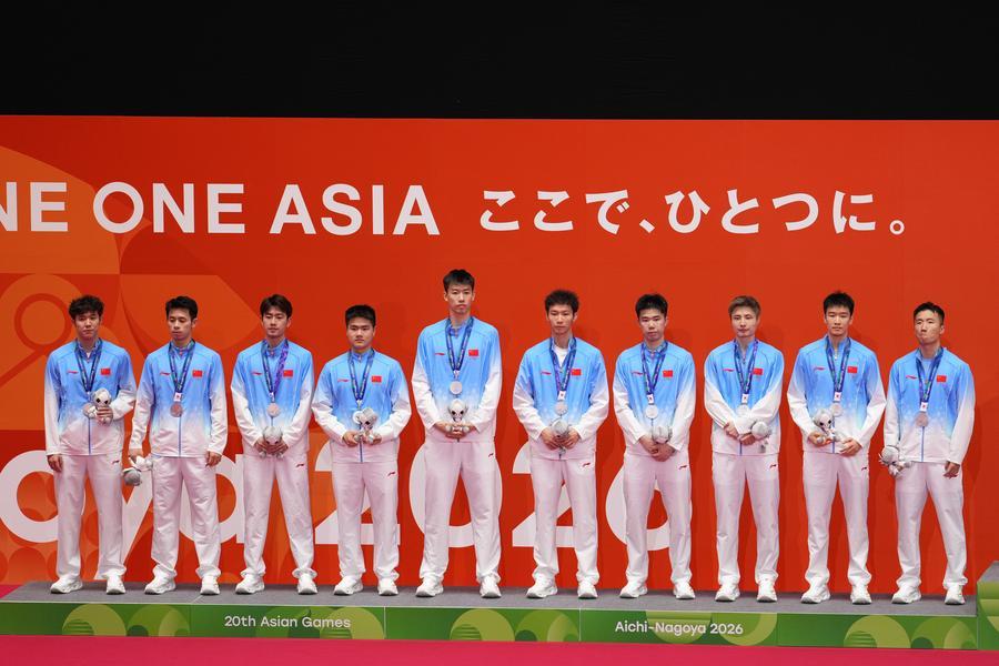 '2026 아이치·나고야 아시안게임' 배드민턴 남자 단체전 시상식이 24일 열렸다. 이날 은메달을 목에 걸고 시상대에 오른 중국 대표팀. (사진/신화통신)