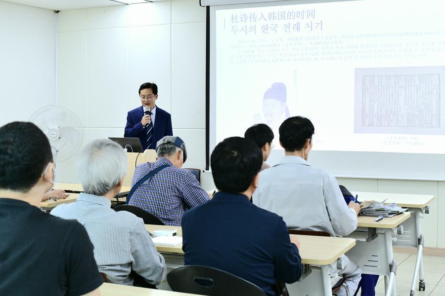 장훙(張宏) 청두(成都) 두보초당(杜甫草堂)박물관 부관장이 16일 '두보 시의 전범과 한국 문화 교류'라는 주제로 특강하고 있다. (취재원 제공)