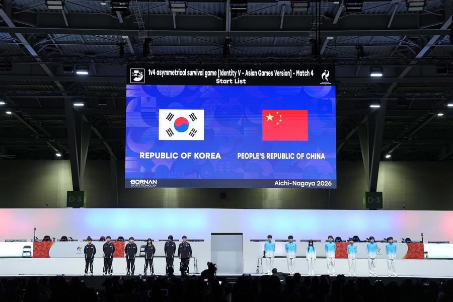 30일 e스포츠 종목 '제5인격' 아시안게임 버전 8강전에서 중국 대표팀이 한국 대표팀과 맞붙었다. 이날 경기 전 모습을 드러낸 중국팀 선수(오른쪽)와 한국팀 선수. (사진/신화통신)