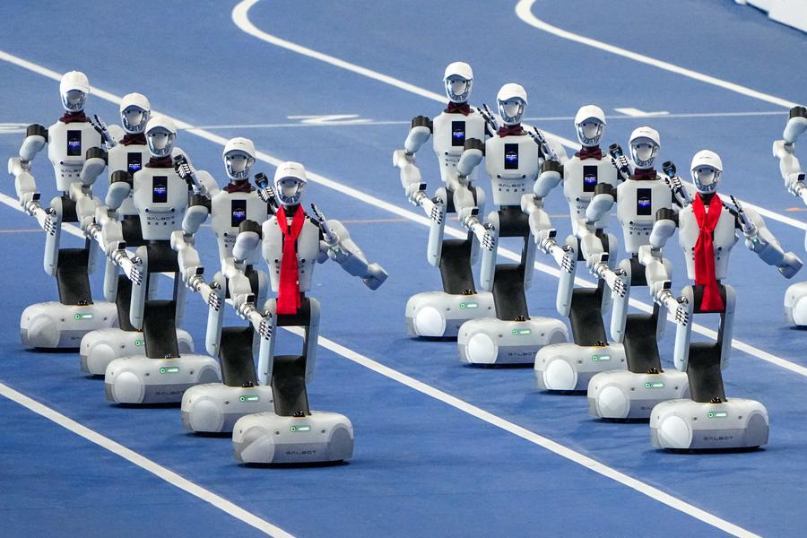 22일 개막식에서 베이징 인허(銀河)범용로봇(Galbot)의 바퀴형 로봇 Galbot G1이 대열을 이루고 있다. (사진/신화통신)