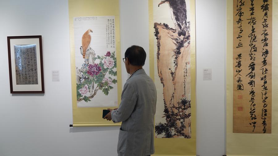 한 한국인 관람객이 16일 서울 강북문화예술회관에서 '금강쌍벽·천부만상' 서화 연합전에서 전시품들을 관람하고 있다. (사진/신화통신)