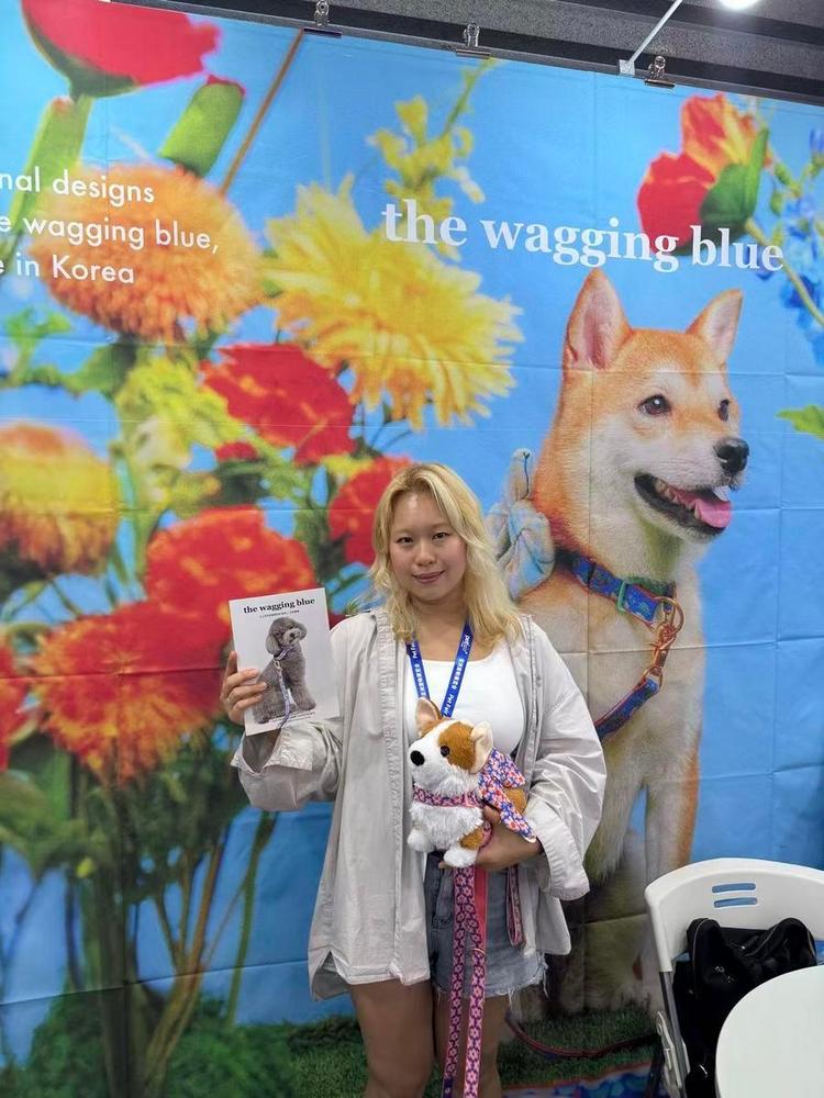 21일 '제28회 아시아반려동물전람회'에서 한국의 강석영 더웨깅블루 최고경영자(CEO)가 전시품을 들어 보이고 있다. (사진/신화통신)