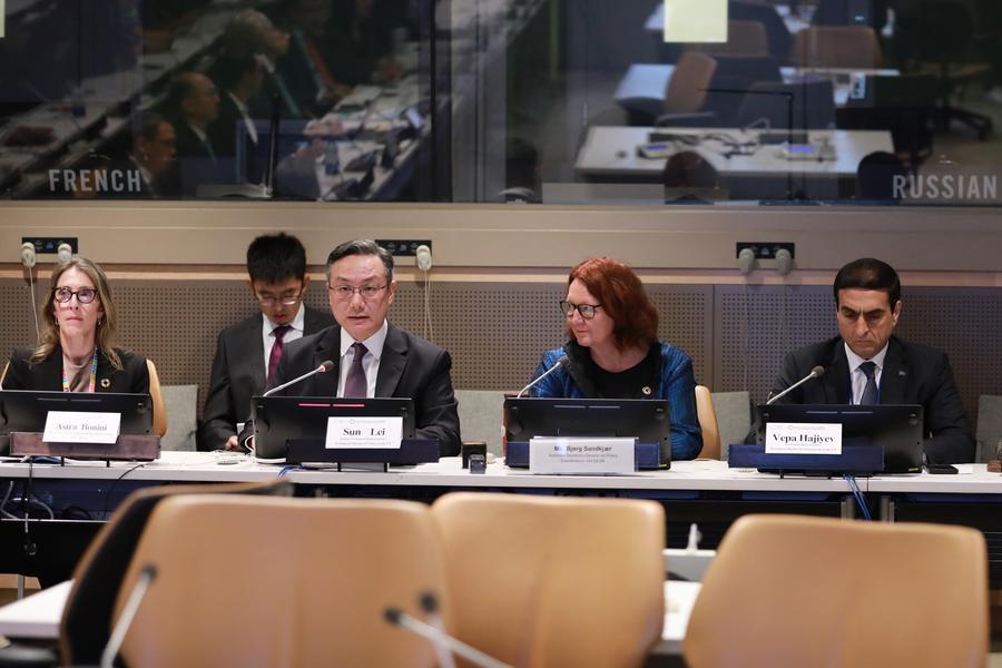 지난달 8일 뉴욕 유엔(UN) 본부에서 열린 '유엔 지속가능발전 고위급 정치포럼(HLPF 2026)' 지속가능교통 주제 부대행사에서 쑨레이(孫磊) 주유엔(UN) 중국 부대표(앞줄 왼쪽 둘째)가 발언하고 있다. (사진/신화통신)