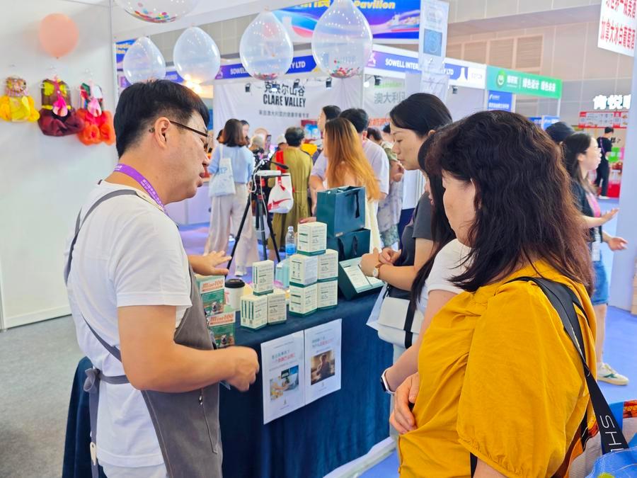 '제23회 CAEXPO' 국제 전시구역에서 한국 참가업체 관계자 이형도 씨가 관람객에게 자사 프로바이오틱스 제품을 소개하고 있다. (사진/신화통신)