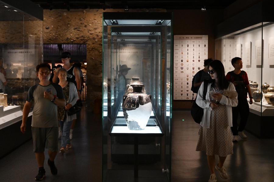 지난해 7월 13일 닝샤(寧夏)회족자치구 인촨(銀川)시의 서하릉(西夏陵)박물관을 찾은 관광객이 전시품을 관람하고 있다. (사진/신화통신)
