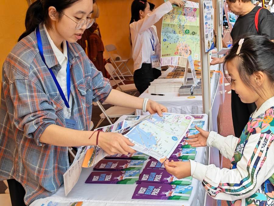 관광객에게 한국 관광을 소개하는 '제10회 시안·한국 주간' 교류 행사 관계자. (사진/신화통신)