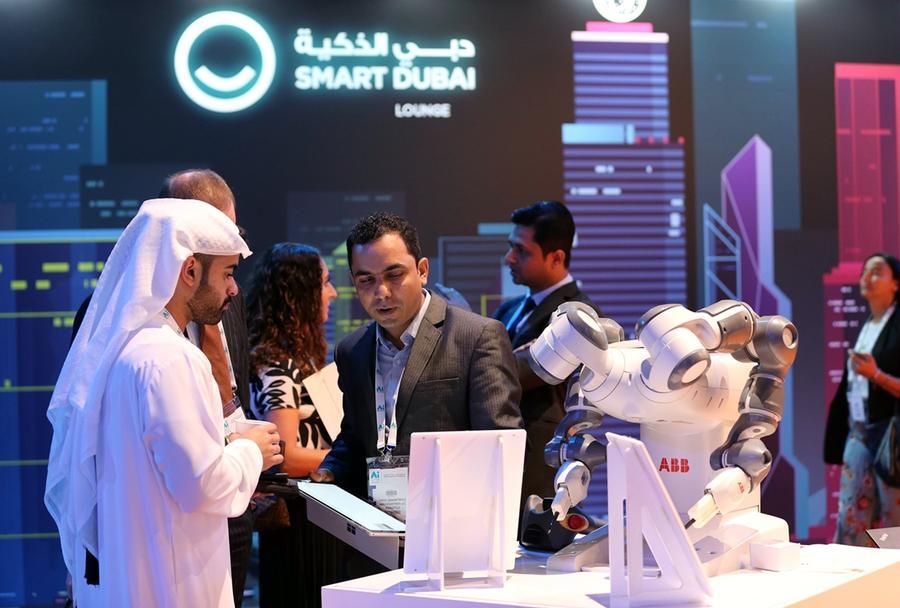 지난 2019년 5월 1일 아랍에미리트(UAE) 두바이에서 열린 '제1회 인공지능(AI) 에브리싱 서밋' 행사장을 둘러보는 방문객들. (사진/신화통신)