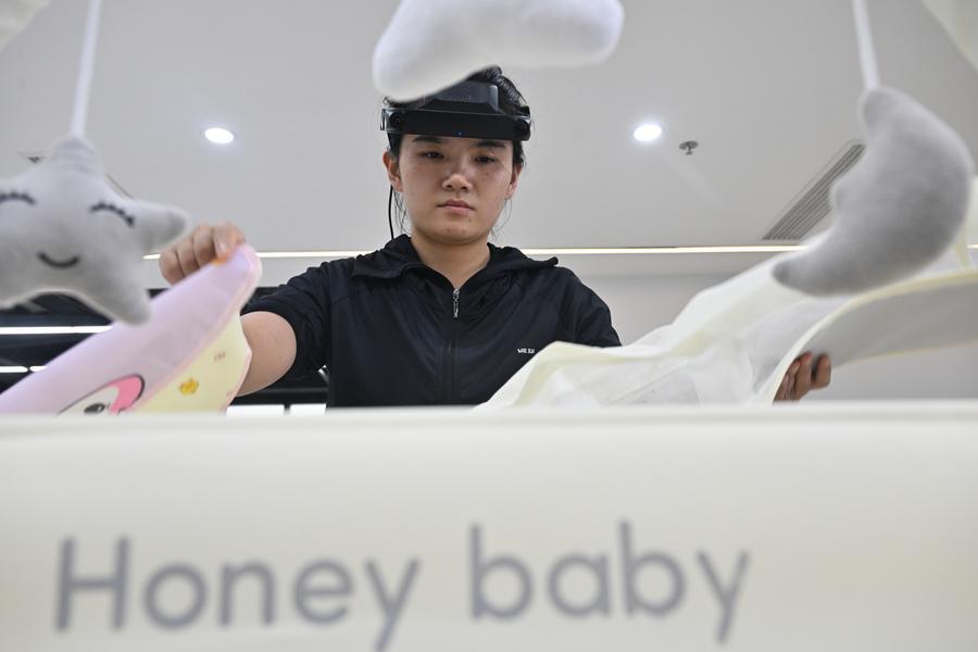 12일 징둥 로봇데이터 수집센터에서 한 데이터 수집원이 가사 시나리오 데이터를 수집하고 있다. (사진/신화통신)