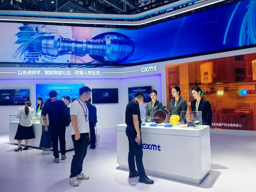 지난 20일 '2026 세계제조업대회'에서 창신(長鑫)테크(CXMT) 전시부스를 살펴보는 관람객. (사진/신화통신)