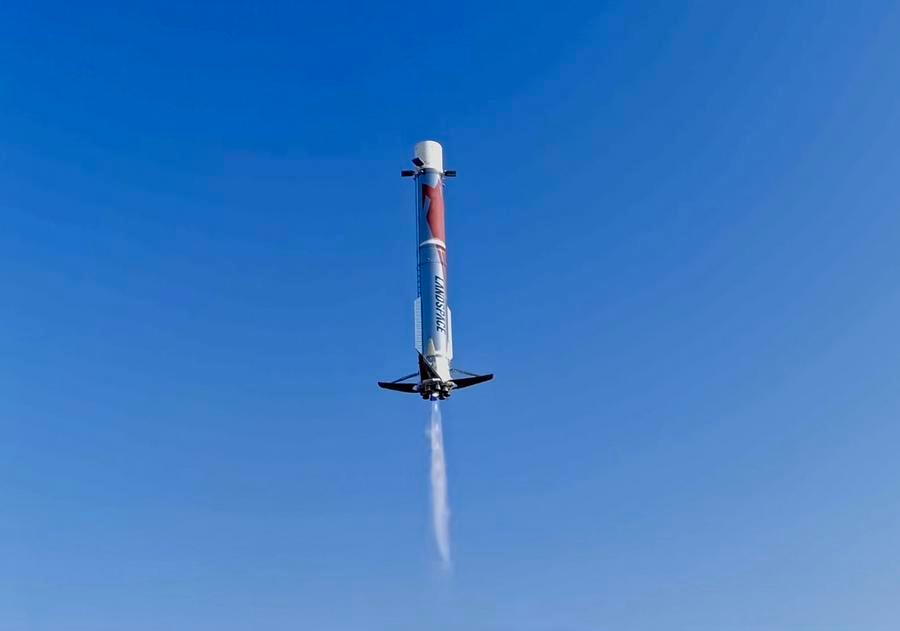 지난달 19일 주췌(朱雀) 3호 야오(遙)-2 운반로켓 1단이 착륙 지지대를 펼치며 착륙하는 모습을 담은 영상 캡처 화면. (란젠항톈(藍箭航天∙LandSpace) 제공)