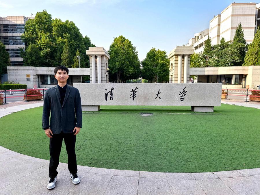 이은상 씨가 지난 16일 칭화대학교 정문 앞에서 기념 촬영을 하고 있다. (사진/신화통신)