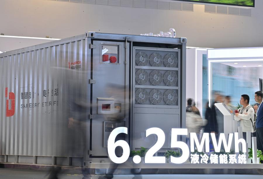 지난 4월 2일 '제14회 에너지저장 국제 콘퍼런스 및 엑스포(ESIE)'에 전시된 난두(南都)전원의 6.25㎿h(메가와트시)급 액체 냉각 에너지 저장 시스템. (사진/신화통신)