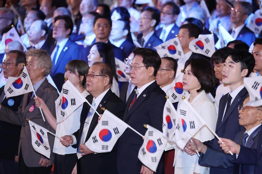 이재명 한국 대통령과 김혜경 여사가 15일 서울 종로구 세종문화회관에서 열린 제81주년 광복절 경축식에서 참석자들과 광복절 노래를 제창하고 있다. (사진/뉴시스 제공)