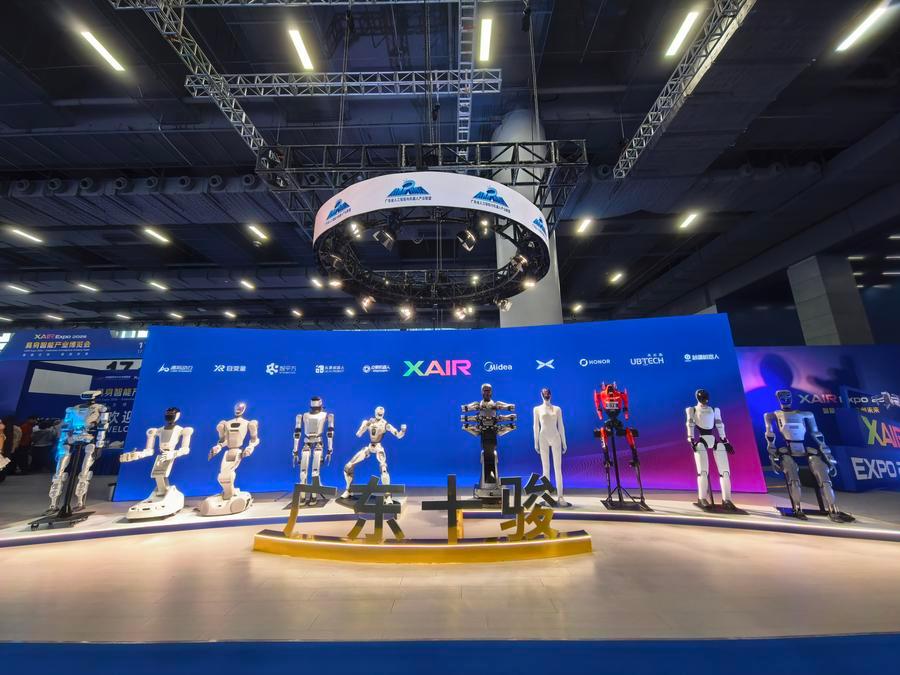 '제21회 중국 국제 중소기업 박람회'에 등장한 광둥(廣東)성 10대 휴머노이드 로봇. (사진/신화통신)