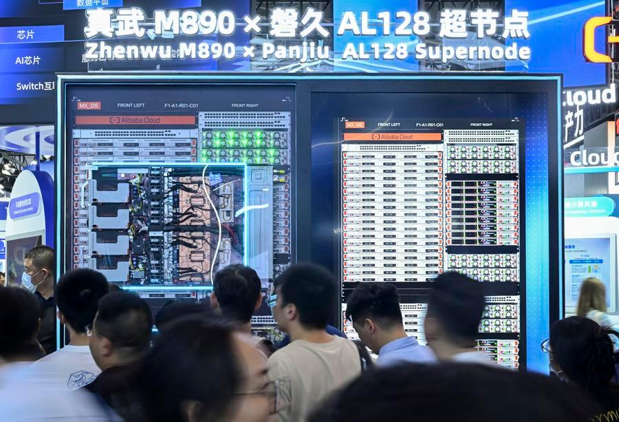 관람객들이 지난 7월 19일 전우(真武) M890×판주(磐久) AL128 슈퍼팟 전시품을 살펴보고 있다. (사진/신화통신)