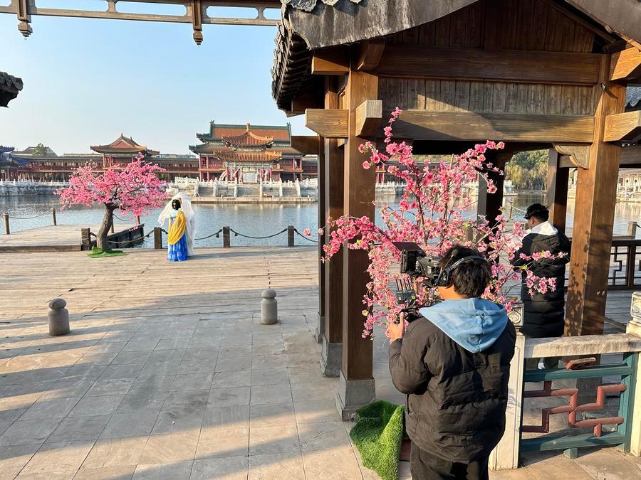 지난해 12월 25일 저장(浙江)성 둥양(東陽)시에 위치한 헝뎬(橫店)월드스튜디오의 마이크로 드라마 촬영 현장. (사진/신화통신)