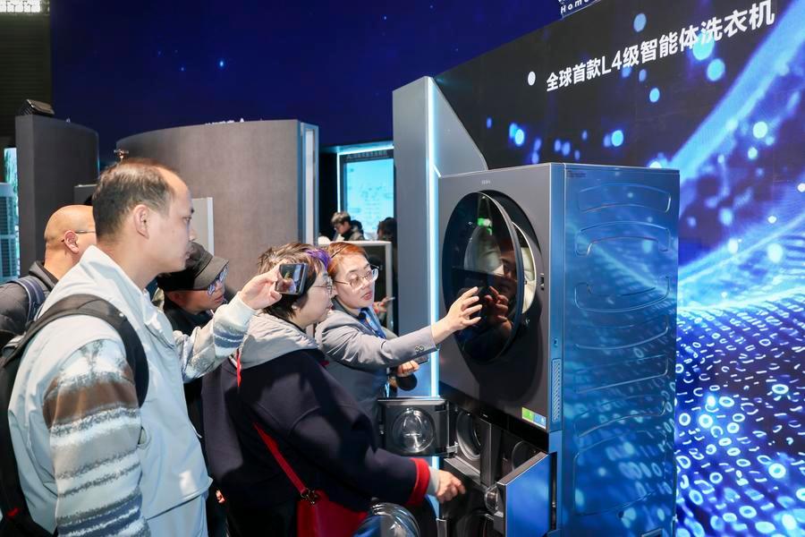 지난 3월 12일 '2026 중국 가전∙소비전자 박람회(AWE 2026)'를 방문한 관람객들이 L4급 스마트 세탁기를 둘러보고 있다. (사진/신화통신)