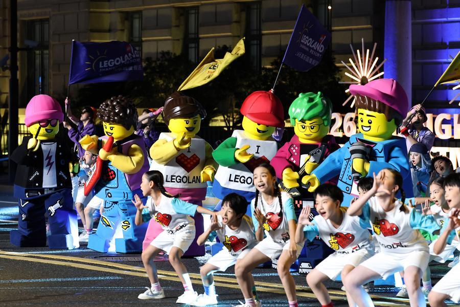 상하이 레고랜드 공연팀이 지난 12일 관광축제 대규모 퍼레이드 행사에서 공연을 펼치고 있다. (사진/신화통신)