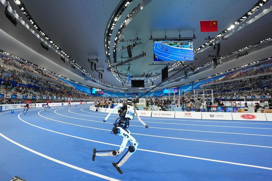 23일 '톈궁(天工)팀' 로봇(앞)이 400m(대형 부문) 결승에서 38초15를 기록했다. (사진/신화통신)