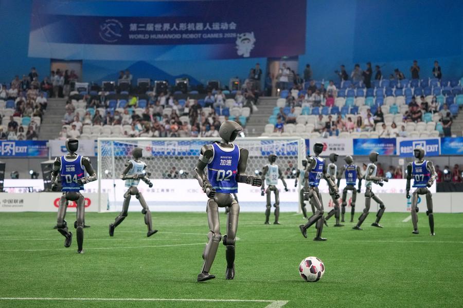 휴머노이드 로봇이 22일 개막식에 앞서 7대7 축구 시범경기를 펼치고 있다. (사진/신화통신)