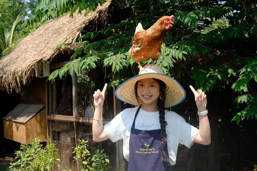 구이저우(貴州)성 관광객 량위(梁妤)가 태국 치앙마이에서 현지 특색 요리 교실을 체험하고 있다. (자료사진/신화통신)