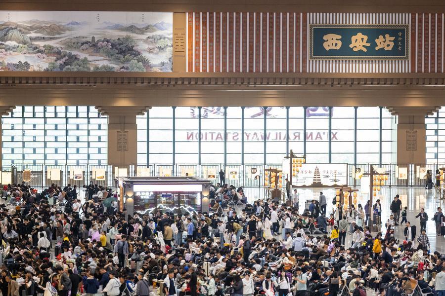 지난 5월 1일 산시(陝西)성 시안(西安)역 대합실에서 대기 중인 여객. (사진/신화통신)