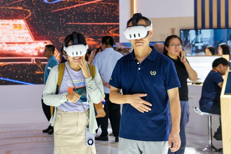 '2025 CIFTIS' 관람객이 2025년 9월 12일 베이징 서우강산업단지 내 문화관광 서비스 전시관 베이징시 문물국 전시부스에서 혼합현실(MR) 몰입형 관람을 체험하고 있다. (사진/신화통신)