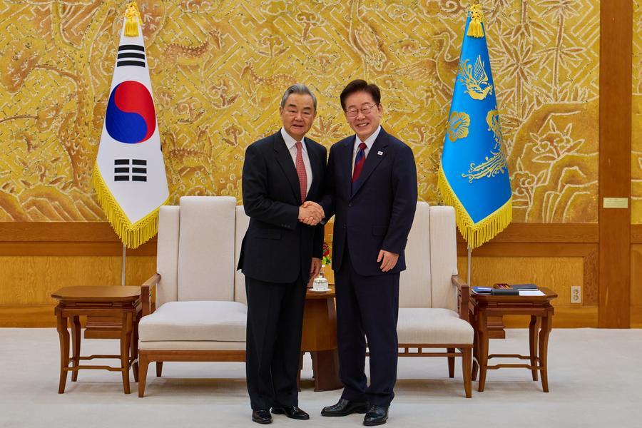 이재명 한국 대통령이 20일 청와대에서 왕이(王毅) 중국공산당 중앙정치국 위원이자 외교부장과 회견했다. (사진/신화통신)