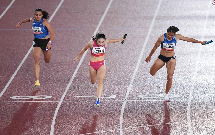 29일 열린 육상 혼성 4×100m 계주 결승에서 중국팀이 우승을 차지했다. 이날 결승선을 통과하는 중국의 네 번째 주자 천위제(陳妤頡∙가운데) 선수. (사진/신화통신)