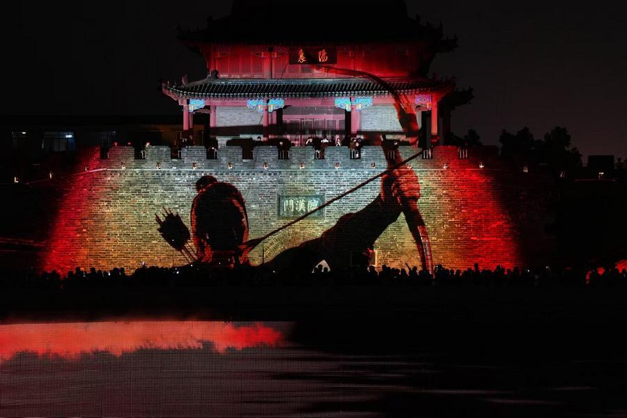 후베이(湖北)성 샹양(襄陽)고성 린한먼(臨漢門) 옛 성벽에서 펼쳐진 조명쇼. (사진/신화통신)