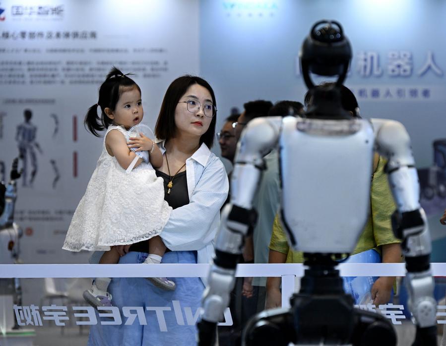 지난 4일 '2026 중국 국제소비전자박람회(CICE)' 체화지능 전시구역을 둘러보는 관람객. (사진/신화통신)