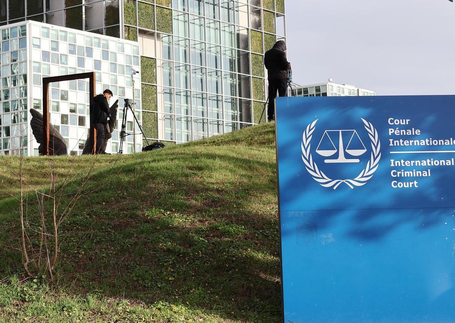 두 명의 기자가 지난 2월 23일 네덜란드 헤이그의 국제형사재판소(ICC) 밖에서 촬영을 하고 있다. (사진/신화통신)