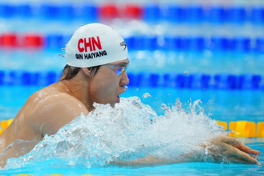 22일 도쿄 아쿠아틱스 센터에서 열린 수영 남자 4X100m 혼계영 예선에서 중국 대표팀이 결승에 진출했다. 이날 역영하는 중국 대표팀 두 번째 영자 친하이양(覃海洋). (사진/신화통신)