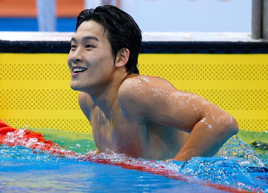 21일 수영 남자 50m 자유형 예선에서 한국의 김영범 선수가 21초71의 기록으로 대회 기록을 경신하며 결승에 진출했다. 이날 경기를 마치고 웃어 보이는 김영범 선수. (사진/신화통신)