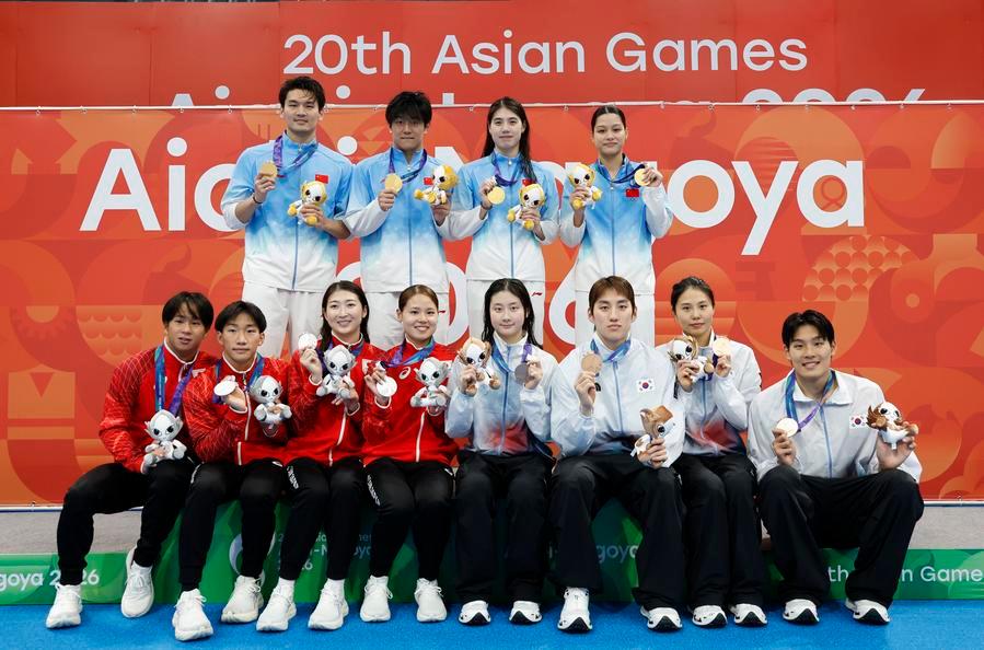 23일 '2026 아이치·나고야 아시안게임' 수영 혼성 4 x 100m 혼계영 결승전이 도쿄 아쿠아틱스센터에서 열렸다. 이날 시상대에 오른 금메달의 중국팀(위), 은메달의 일본팀(왼쪽), 동메달의 한국팀. (사진/신화통신)
