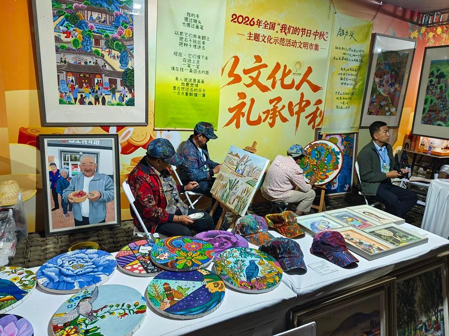 주청(諸城)시에서 열린 한 장터에서 유화를 그리는 차이자거우(蔡家溝)촌의 농민 화가들. (사진/신화통신)