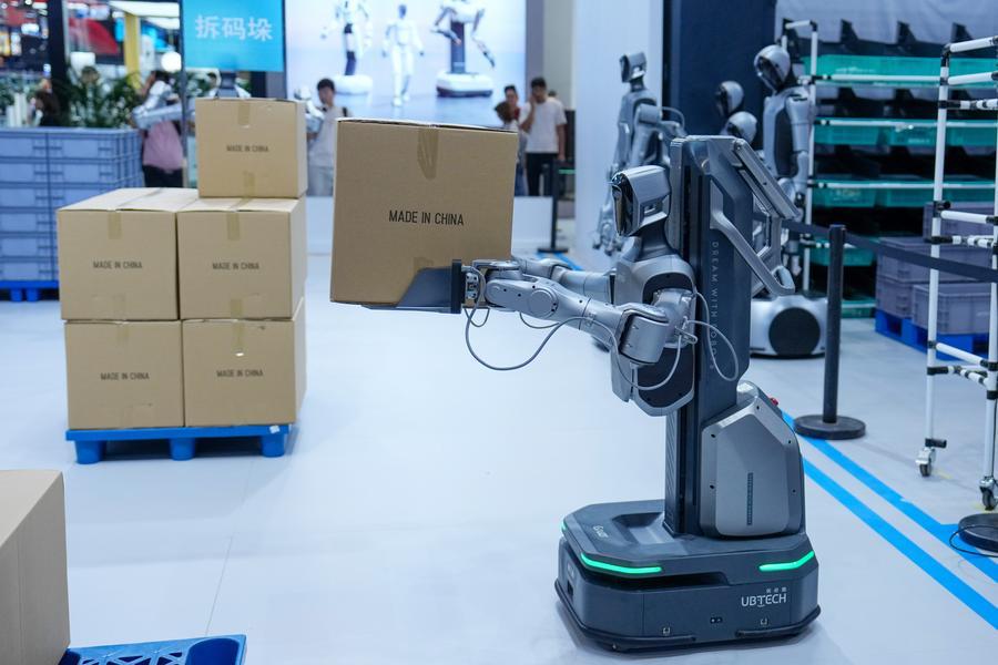 지난 19일 '2026 WRC'에서 유비텍(UBTECH, 優必選)의 공업 임바디드 휴머노이드 로봇이 종이박스 적재 시연을 하고 있다. (사진/신화통신)