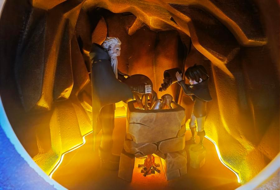 9월 29일 SF 동화 '불을 지키는 사람' 몰입형 체험 공간에 마련된 아트 전시관에서 촬영한 설치 작품. (사진/신화통신)