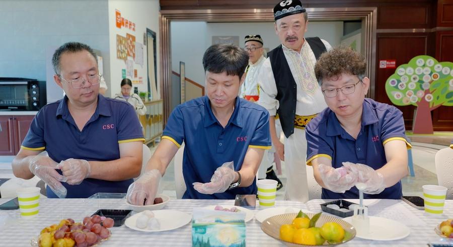 지난 25일 행사장에서 한국 기업 대표들이 중국 월병을 만들고 있다. (사진/신화통신)