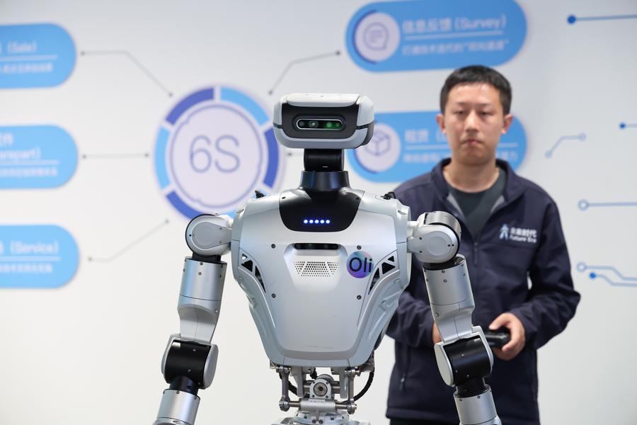 지난 1월 16일 광둥(廣東)성 선전(深圳)시 룽강(龍崗)구에 위치한 세계 최초 로봇 6S 매장에서 체화지능 로봇을 선보이는 직원. (사진/신화통신)