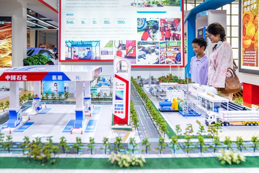 6월 13일 '제10회 중국-남아시아박람회' 녹색에너지관에 마련된 시노펙(SINOPEC)의 수소 에너지 분야 모형을 살펴보는 관람객. (사진/신화통신)