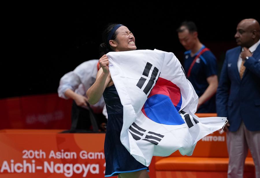 29일 여자 단식 결승전에서 한국의 안세영 선수가 일본의 야마구치 아카네를 2대0으로 꺾고 금메달을 차지했다. 경기 후 우승을 자축하는 안세영 선수. (사진/신화통신)